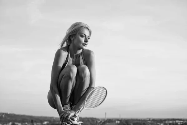 Mulher fitness sexy em maiô segurar raquete para badminton praia, verão — Fotografia de Stock