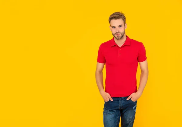 Mann mit Borsten im roten Hemd. junger Mann mit Bart auf gelbem Hintergrund mit Kopierraum. — Stockfoto