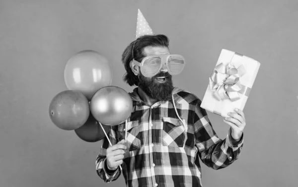Mogen stilig man i rutig skjorta med fest ballonger och nuvarande låda, shopping — Stockfoto