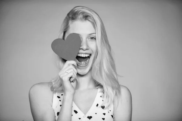 Momentos de alegría. mujer con corazón decorativo. Una cita. Amor y romance. Un saludo romántico. Ventas de San Valentín. mujer feliz sobre fondo azul. Fiesta de San Valentín — Foto de Stock