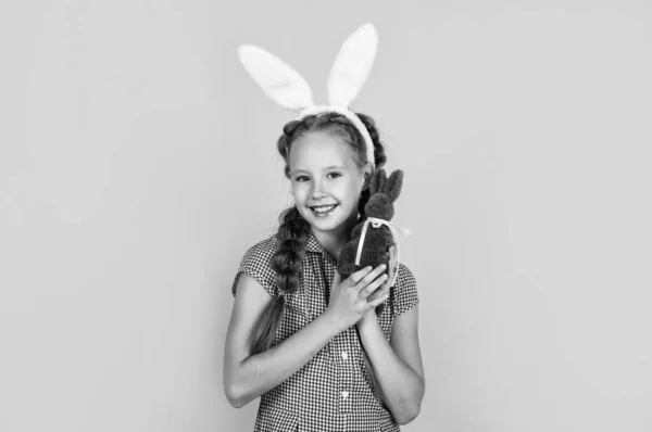 Conejito niño celebrar Pascua conejo juguete listo para la caza del huevo, conejito de Pascua —  Fotos de Stock