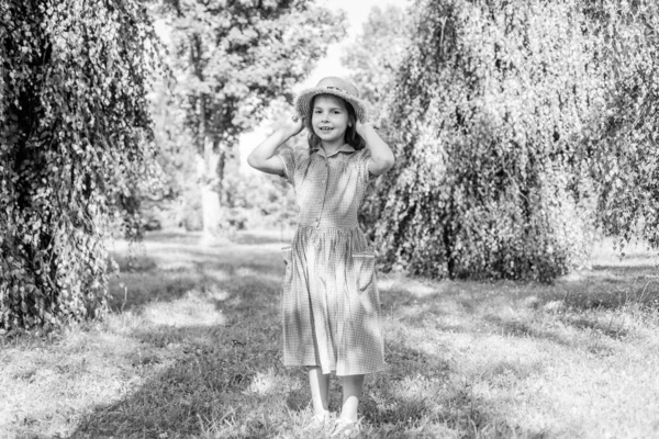Χαριτωμένο κορίτσι ψάθινο καπέλο ρουστίκ στυλ φόντο της φύσης, ξεκούραση και χαλάρωση — Φωτογραφία Αρχείου