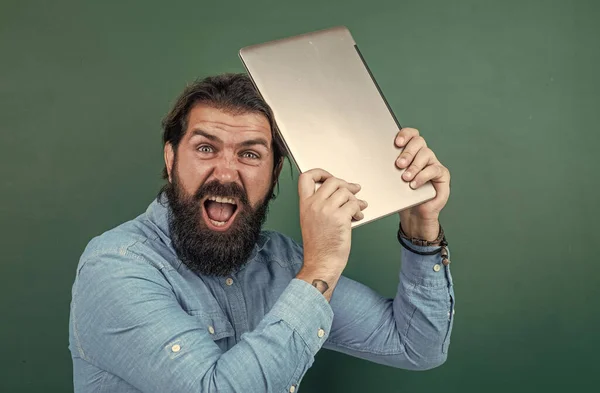 Oh no. aprobar el examen. aprender el tema. espacio de copia. Un hombre sobrecargado con barba sosteniendo un cuaderno. problemas para estudiar. educación formal. estudiante masculino en la lección de la escuela con libro de trabajo —  Fotos de Stock