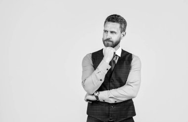 Resmi ofisteki kendine güvenen ve düşünceli bir iş adamı günlük moda tarzında giyinir. Tüylü, kopya alanı, modern hayatı vardır.