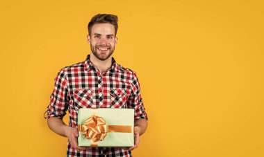 Havalı saç stili olan şık bir adam gömlek giyer hediye kutusu, parti