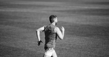 Asla durmayın. Maraton hızı. Sporcu sporcu kazanmak için hızlı koşar. Başarılı fitness koşucusu. Stadyumdaki koşu pistinde erkek koç. Dayanıklılık ve dayanıklılık. Yarış pistinde koşucu. meydan okuma ve rekabet