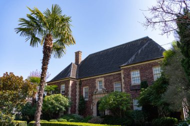 Tropik bahçedeki kır evi. Banliyö mimarisi