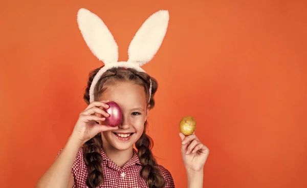 Vilken vill du ha? Glad flicka som håller påskmålade ägg. Grabben bär kaninöron. barn i kanindräkt. Vårlovet kul. Glad påsk. Äggjakt. barndoms lycka. Förbereder sig för påsk — Stockfoto
