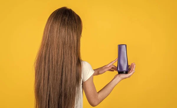 Nastolatek dziewczyna myć długie proste włosy z szampon i condirioner, fryzjer — Zdjęcie stockowe