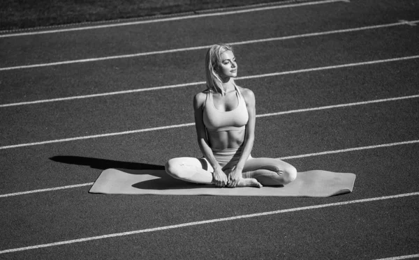 Force et motivation. méditer sur l'arène extérieure. entraînement et entraînement. entraîneur de pilates athlétiques. femme entraîneur de sport pratiquant le yoga. mode de vie sain et sportif. yogi sexy en fitness vêtements de sport — Photo