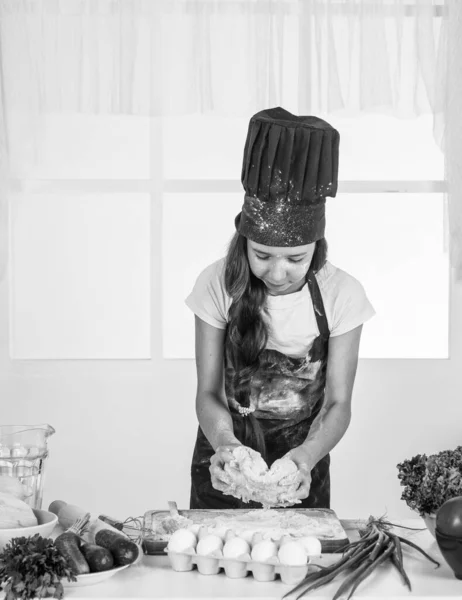 Kind in der Küche mit Mehl beschmutzt — Stockfoto