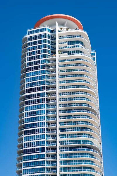 Moderne wolkenkrabber hoogbouw architectuur op blauwe hemel in South Beach, Verenigde Staten — Stockfoto