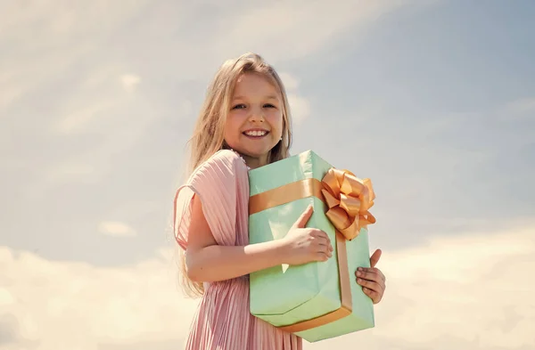 Bella ragazza adolescente con scatola regalo di compleanno, shopping — Foto Stock