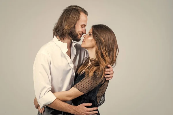 Šťastný pár v lásce objetí a polibek, romantické vztahy — Stock fotografie