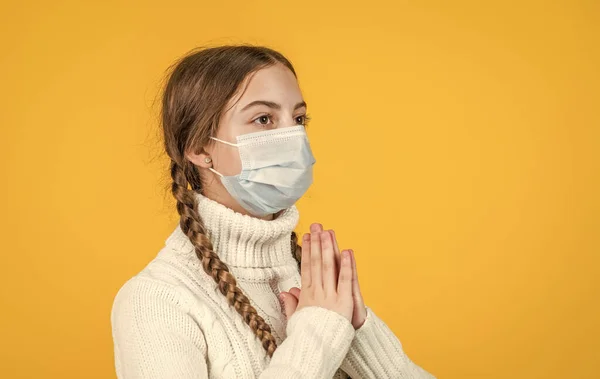 Beteg lány gyerek védő maszk alatt covid19 világjárvány kitörése, meditáció — Stock Fotó
