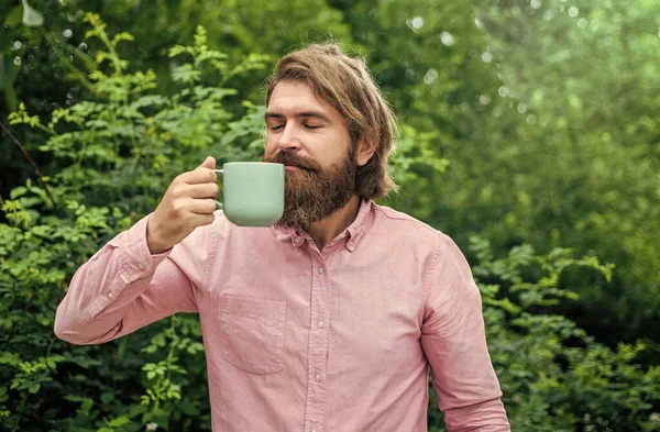 Homme mûr avec barbe et coiffure tendance boire du café, matin — Photo