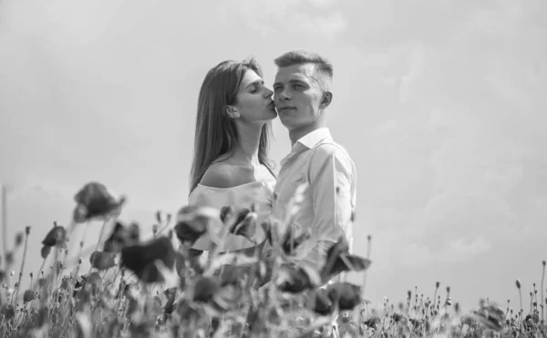 Feliz pareja en amor besos en hermosa campo de amapola flor en romántico día, amor —  Fotos de Stock