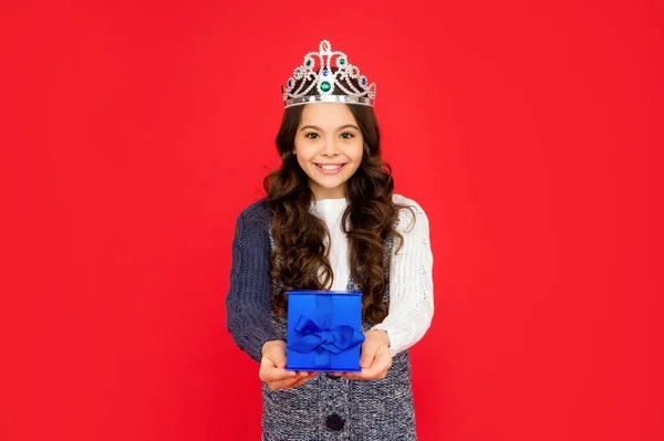 Niño sonriente en corona de reina. Princesa en tiara caja de espera. niño con presente. — Foto de Stock