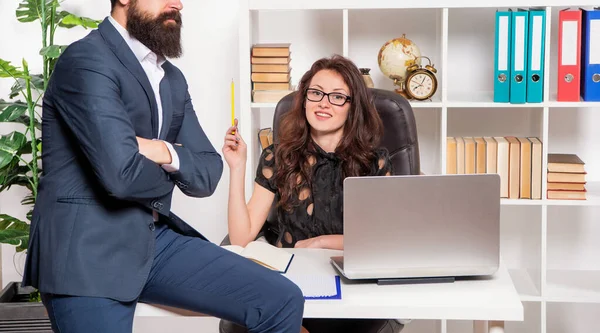 Щаслива професійна жінка і чоловік обрізали перегляд роботи в офісі, співробітники — стокове фото