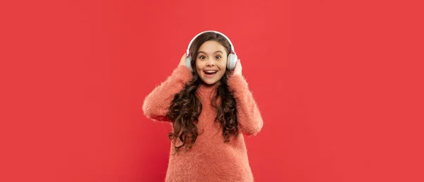 Förvånad barn i tröja lyssna musik i hörlurar, musik — Stockfoto
