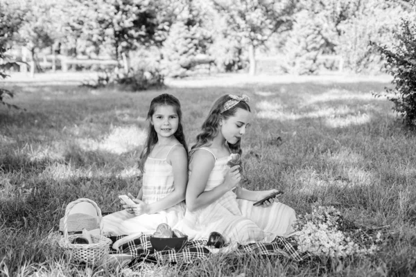 Małe dziewczynki przyjaciele mając piknik natura tła, idylliczny moment — Zdjęcie stockowe