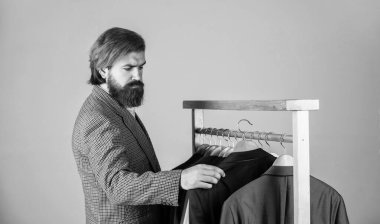 Resmi ve ofis kıyafetleri. İş adamı. Kendine güvenen terzi erkek ceketi tasarlıyor. Mezura takan yakışıklı bir sartor. Erkek güzellik ve moda. Sakallı adam, terzi kıyafetleri. İş tutkusu
