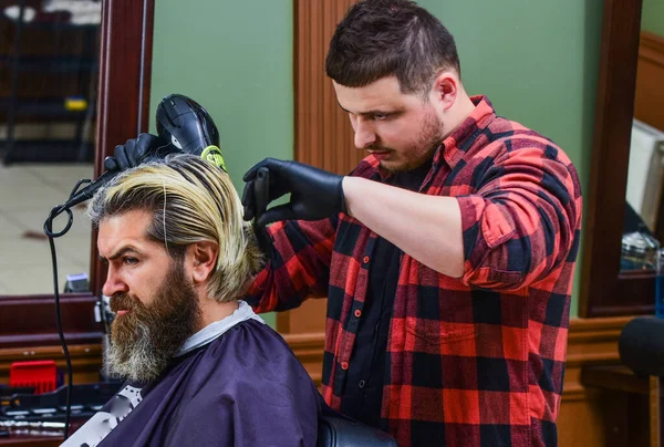 Hipster maturo con barba e baffi cura i capelli in barbiere, barbiere — Foto Stock