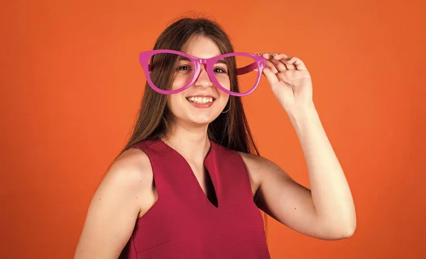 Trendy vypadající dívka s legrační party brýle, baví — Stock fotografie