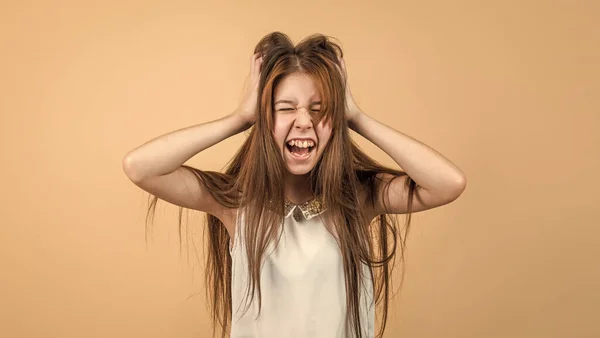 Στρεσαρισμένο κορίτσι παιδί φωνάζοντας και αγγίζοντας μαλλιά, κατάθλιψη — Φωτογραφία Αρχείου