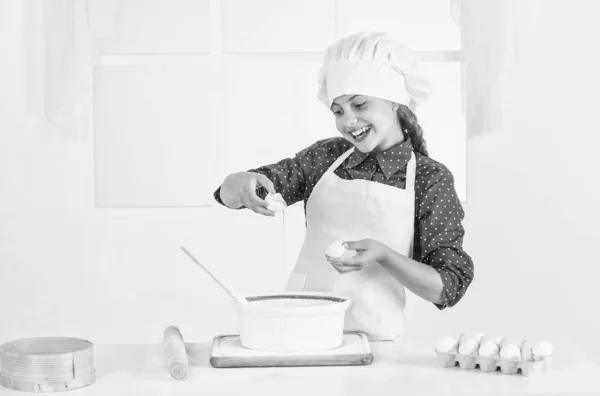 저녁으로뭘굽고 요리하는 여자 — 스톡 사진