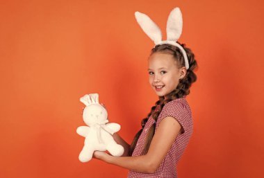 Tavşan kulaklı komik çocuk. Genç kız tavşan kostümü giyiyor. Paskalya tavşanı avı. Sadece eğleniyordum..