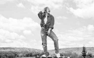 Tarzına güveniyor. Yaz tatili konsepti. çocukluk mutluluğu. Mutlu çocuklar günü. Hayal gücünü serbest bırak. Çocuk güzelliği ve moda. Sıradan giyinen bir çocuk. Gökyüzünün arka planındaki çocuk