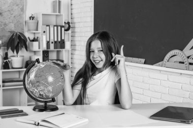 İlkokuldan kız. Sınıfta, Eğitimde.