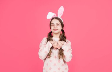 Tavşan kulaklı, pijamalı mutlu Paskalya çocuğu.