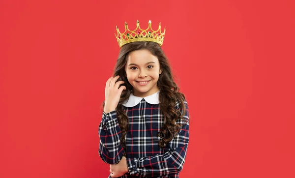 Chica adolescente egoísta usar diadema. arrogancia y egoísmo. retrato de la gloria. — Foto de Stock