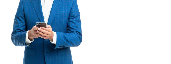 Beskärd man i blå fluga kostym chatt på telefon isolerad på vit — Stockfoto