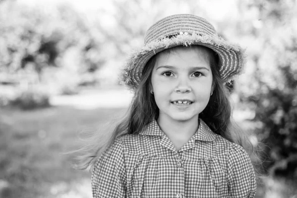 Linda chica sombrero de paja estilo rústico fondo de la naturaleza, verano en el campo — Foto de Stock
