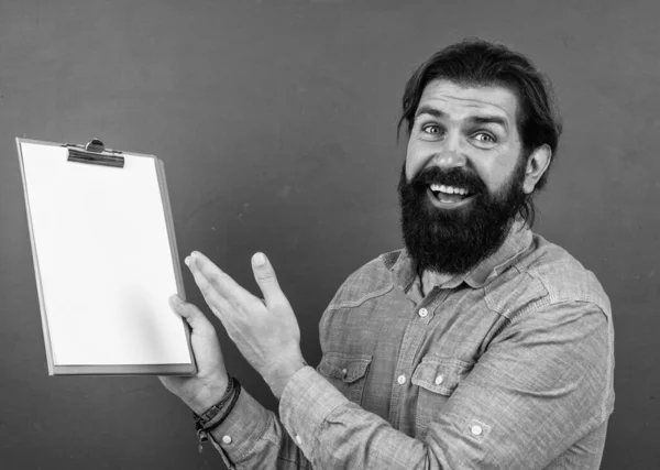 Mira para allá. aprender el tema. espacio de copia. un hombre feliz con barba sosteniendo un cuaderno. problemas para estudiar. educación formal. estudiante masculino en la lección de la escuela con el libro de trabajo. aprobar el examen — Foto de Stock