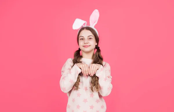 Feliz criança de Páscoa menina em orelhas de coelho de coelho e pijama, Páscoa — Fotografia de Stock