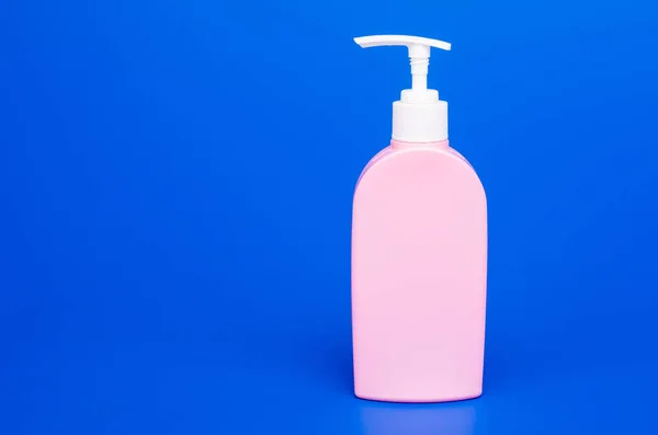 Kozmetik ürünler ambalajı için plastik sıvı konteynır — Stok fotoğraf