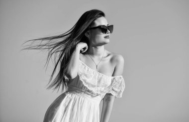 Saf güzellik. Kaygısız kız güneşe bak. Moda tarzı. Romantik bir ruh halinde olmak. Gençlik güzeli. Güzel, seksi, esmer kadın saçı. Yaz tatili ve tatil. Rahatlama zamanı. özgür ve mutlu