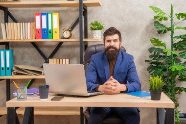 Kendine güvenen yetişkin serbest çalışan ofiste online bilgisayar iletişimi ve iş iletişimi kullanır