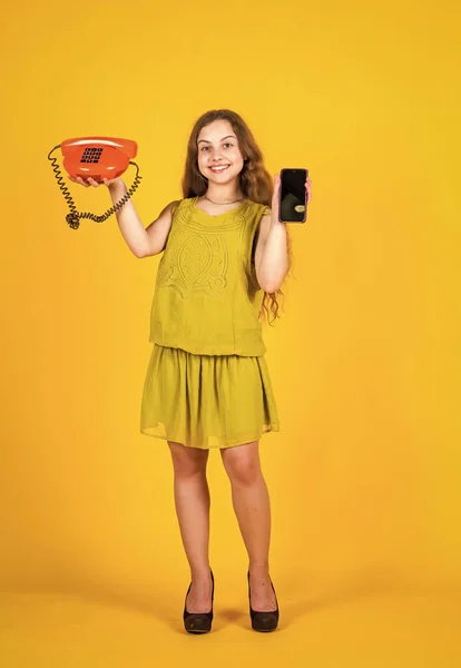 Prettig gesprek. zakelijke communicatie. kind met vintage en moderne telefoon. ontwikkeling van kinderen. mooi tienermeisje in jurk praten over de telefoon. De jongen spreekt over retro telefoon. mode en schoonheid — Stockfoto