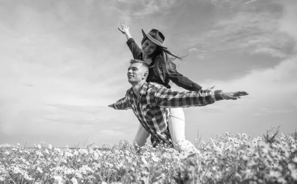 Papatya çayı yatay arka planda vahşi doğada yaşayan insanlar, eğlence ve mutluluk — Stok fotoğraf