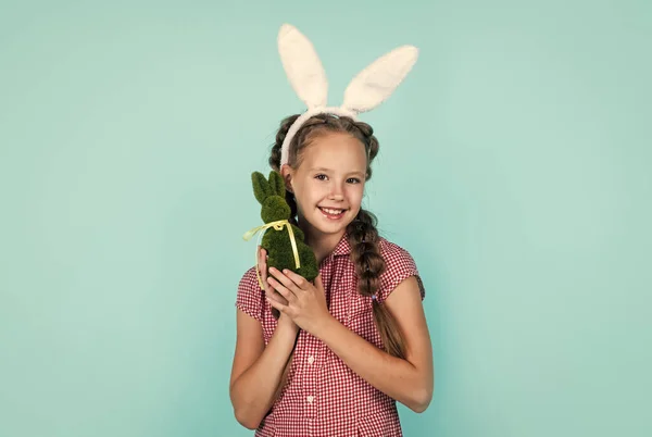 Konijn kind houden Pasen konijn speelgoed klaar voor ei jacht, Pasen konijn — Stockfoto