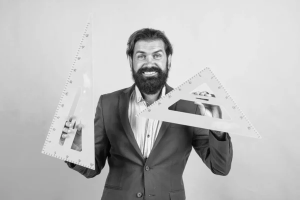 Estudiante masculino en la clase de matemáticas. aprobar el examen de matemáticas. aprender el tema. hombre alegre con barba usando triángulo. estudiar la medición. educación formal. Todos exitosos todos los días —  Fotos de Stock