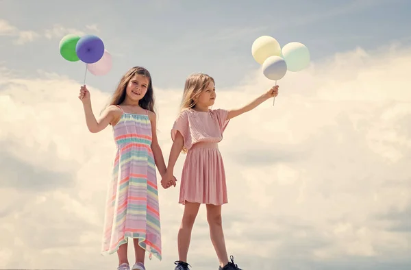 Vackra tonåring flickor med fest ballonger utomhus, semester — Stockfoto