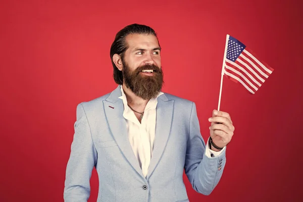 Mogen skäggig man kille ser elegant håller nationell flagga av Amerika, politiker — Stockfoto