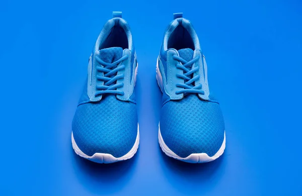 Par de sapatos de esporte azul confortável no fundo azul, sapatos — Fotografia de Stock