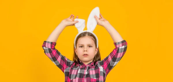 Великодній дитина в вухах кролика на жовтому фоні — стокове фото